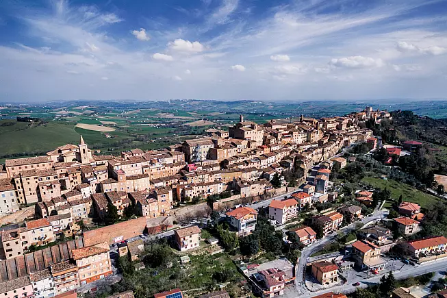 Vista dall'alto su Treia. 