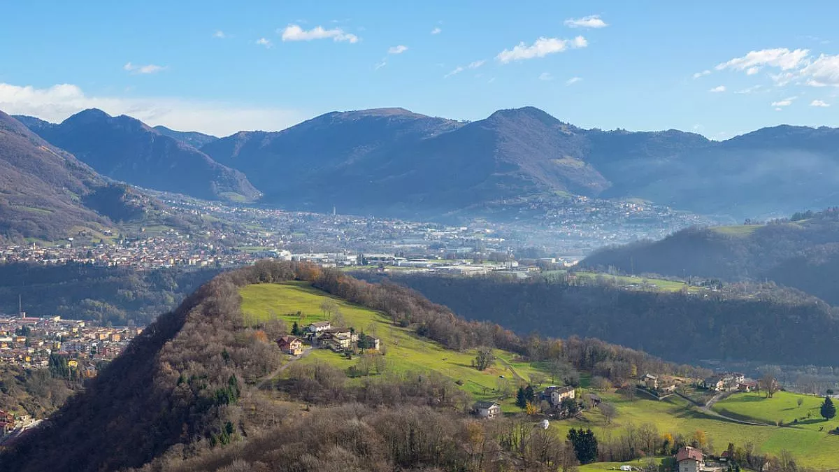 Val Seriana, vista da Orezzo. iStock-1083560802