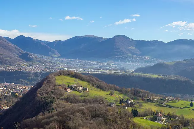 Val Seriana, vista da Orezzo. iStock-1083560802