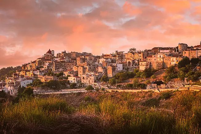 Vico del Gargano, vista panoramica col Castello Normanno Svevo Aragonese. Maurizio De Mattei/Shuttestock.com