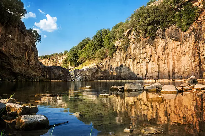 Il Lago del Pellicone, luogo ideale dove rilassarsi tra una visita e l'altra nel parco archeologico di Vulci. 