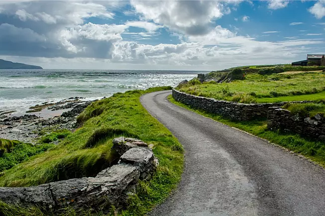 Wild Atlantic Way. Strada costiera sulla Penisola di Dingle, Irlanda. iStock/grafxart8888