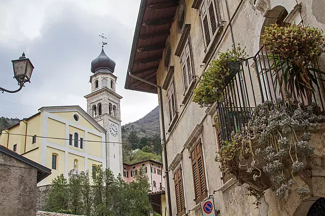 Scorcio del centro storico di Ala. 