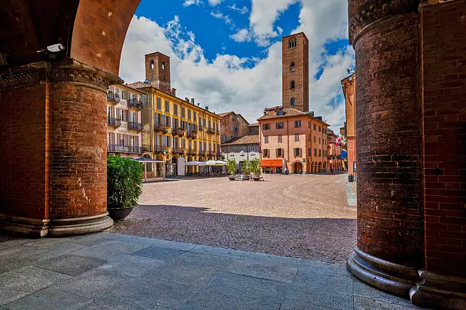 Alba, Piemonte. Piazza Duomo. iStock-1312303511