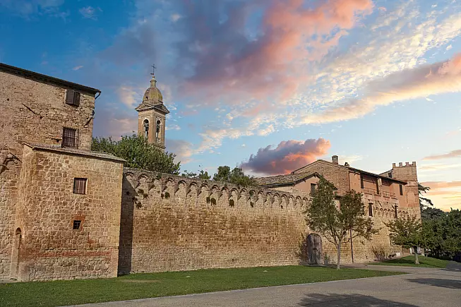 Buonconvento, ai piedi delle mura. 