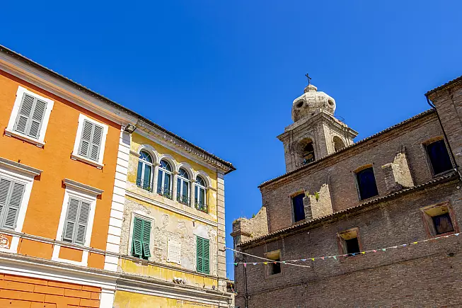 Castelfidardo, Piazza della Repubblica a occhi all'insù.