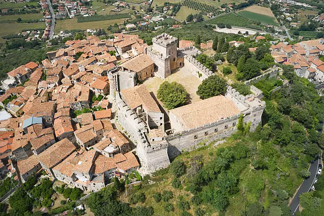 Castello Caetani di Sermoneta. Panorama di Sermoneta dall'alto. Latina, Lazio