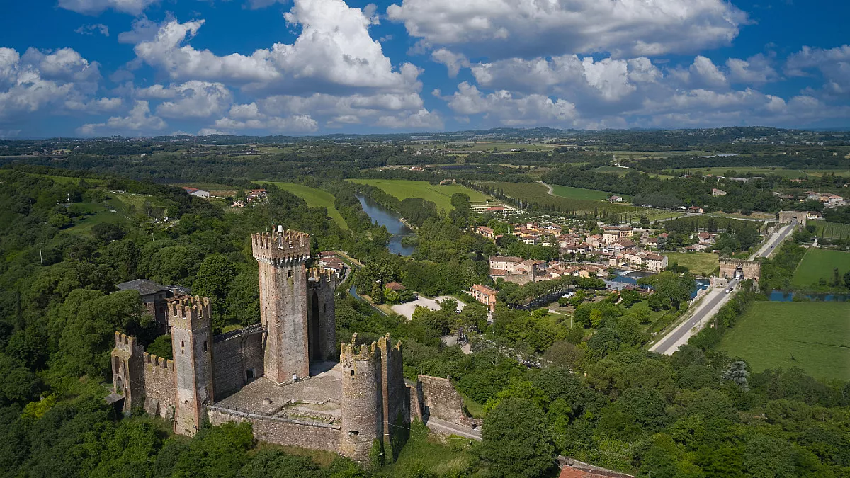 Castello Scaligero di Valeggio sul Mincio. Shutterstock_2001349439