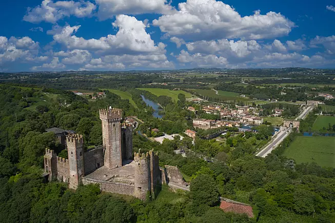 Castello Scaligero di Valeggio sul Mincio. Shutterstock_2001349439