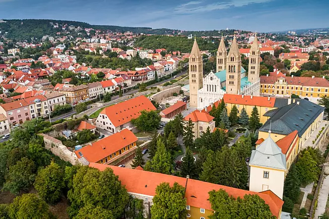 Debrecen, Ungheria, con le sue meravigliose architetture antiche e contemporanee. Shutterstock_717111898