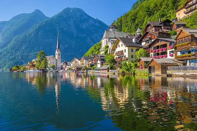 Hallstatt, Salzkammergut, Austria. Vista con le Alpi austriache. 619638160