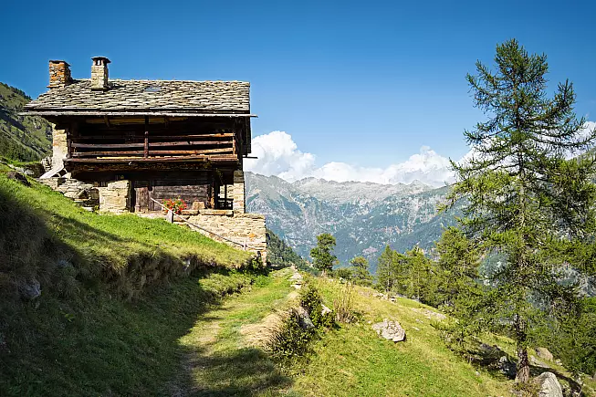 Issime, case walser e paesaggi di montagna in Valle del Lys. 