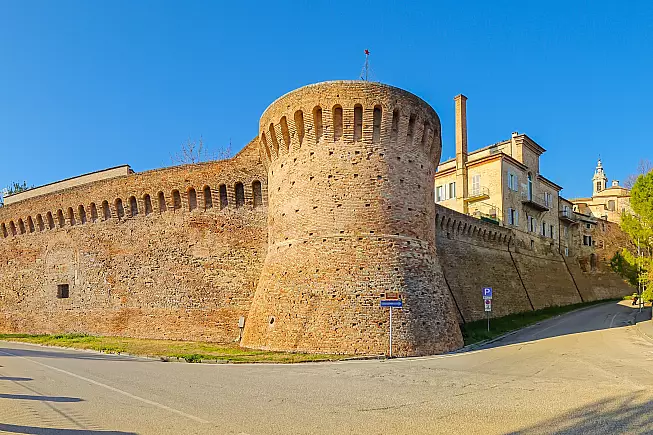 Le imponenti mura di Jesi. 