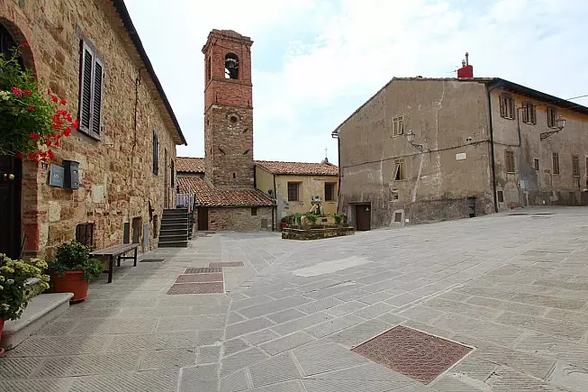 Monteverdi Marittimo, Piazza del Convento. LigaDue, CC BY-SA 4.0, via Wikimedia Commons