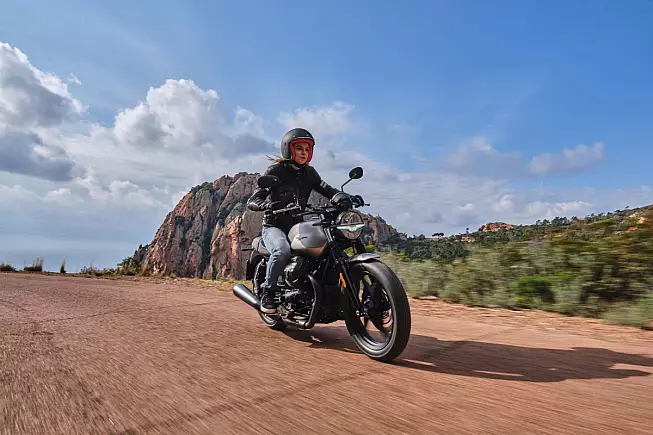 Moto Guzzi V7 Stone Grigio Alluminio (2025)