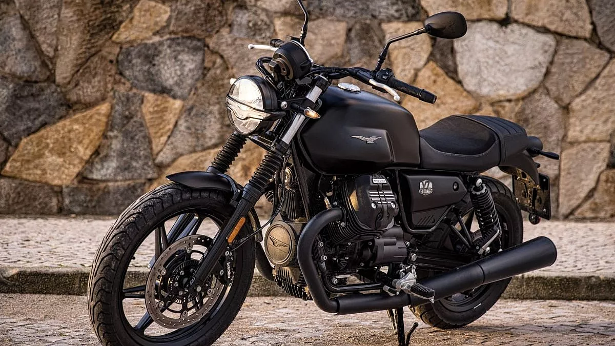 Moto Guzzi V7 Stone Nero Ruvido (2025)