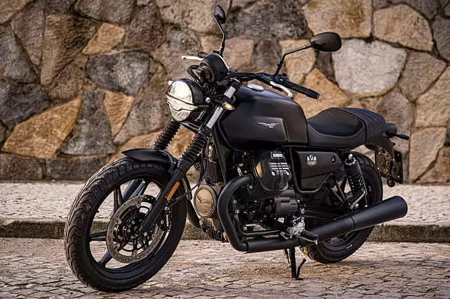 Moto Guzzi V7 Stone Nero Ruvido (2025)