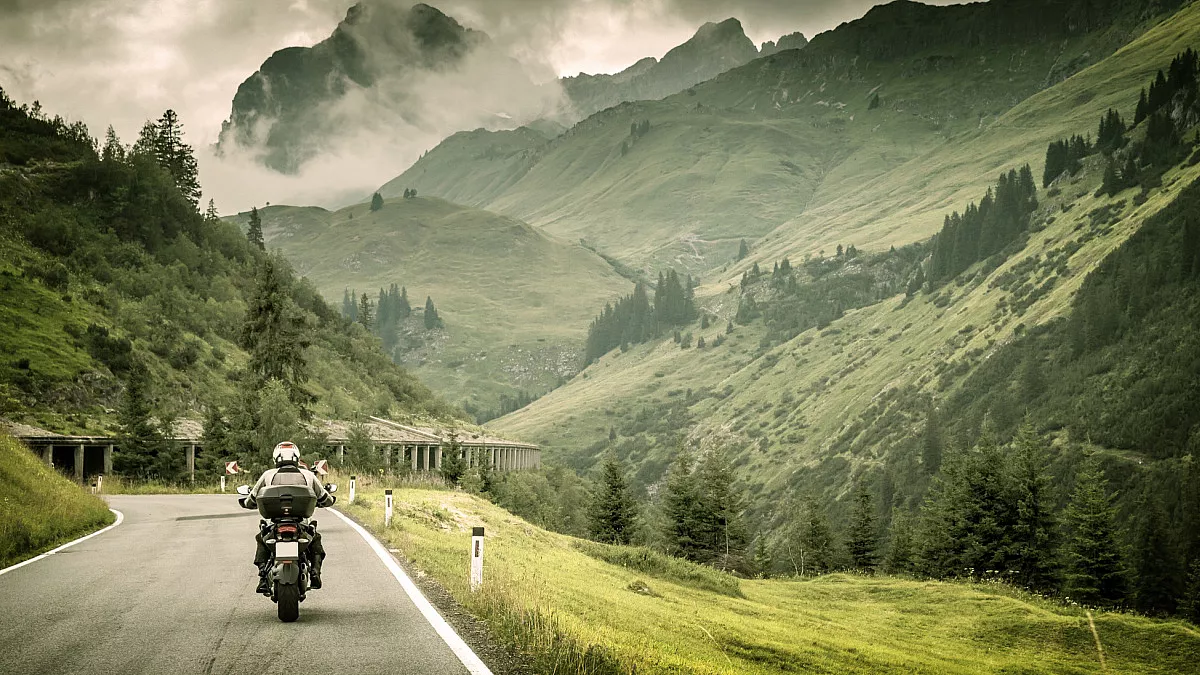 Motociclista in Austria, su strada ventosa. Shutterstock_153813350