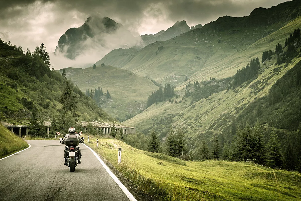 Motociclista in Austria, su strada ventosa. Shutterstock_153813350