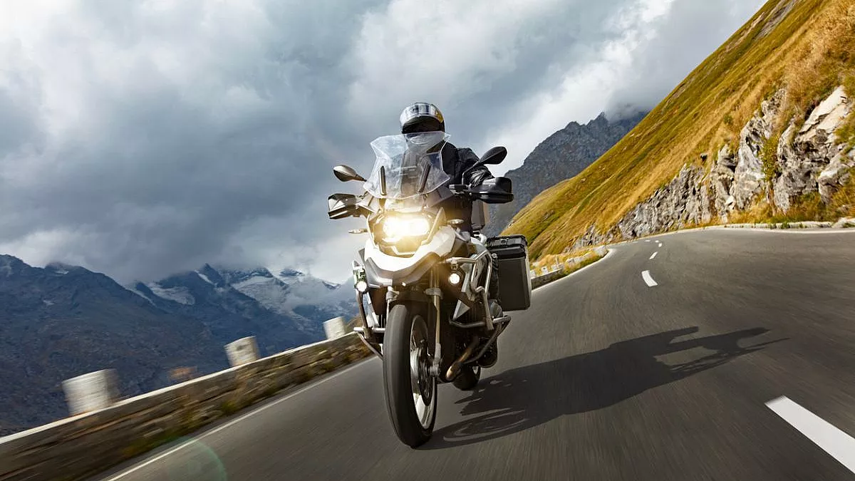Motociclista su Benelli TRK 502 in Alpi austriache. iStock-1455559262