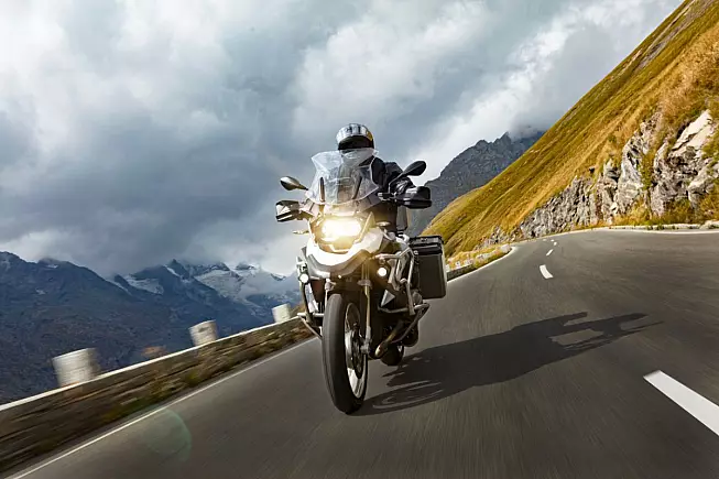 Motociclista su Benelli TRK 502 in Alpi austriache. iStock-1455559262