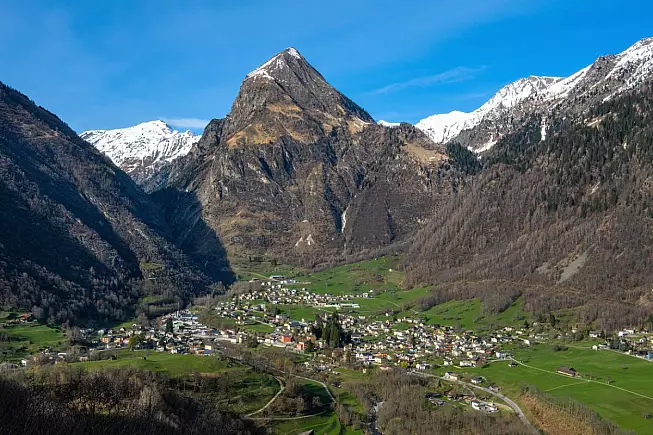 Olivone e Monte Sosto, Svizzera. iStock-2148797207