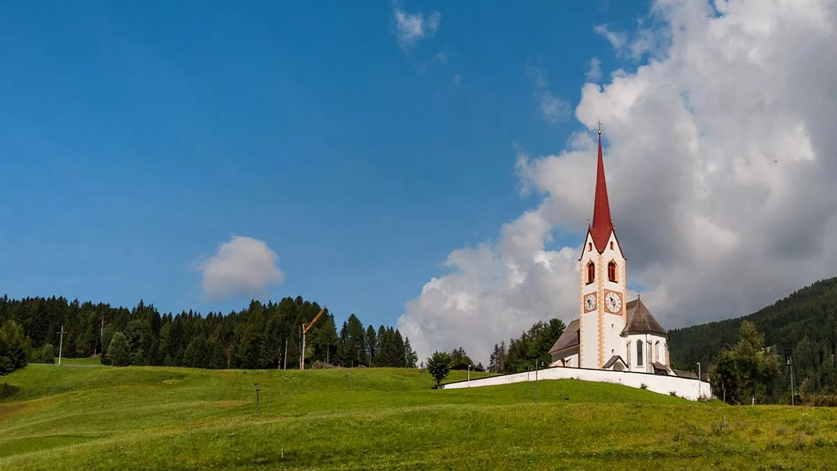 Parrocchia di Prato alla Drava, o Parrocchia di San Nicolò, Prato Alla Drava, o Winnebach, San Candido, Bolzano. iStock-898998078