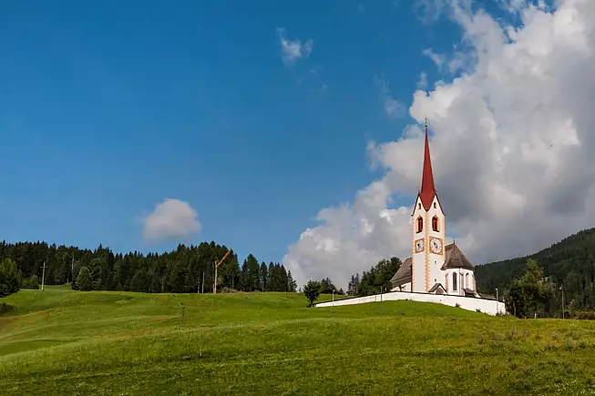Parrocchia di Prato alla Drava, o Parrocchia di San Nicolò, Prato Alla Drava, o Winnebach, San Candido, Bolzano. iStock-898998078