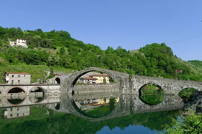 Ponte del Diavolo o della Maddalena, Borgo a Mozzano. Panorama. iStock-178390310