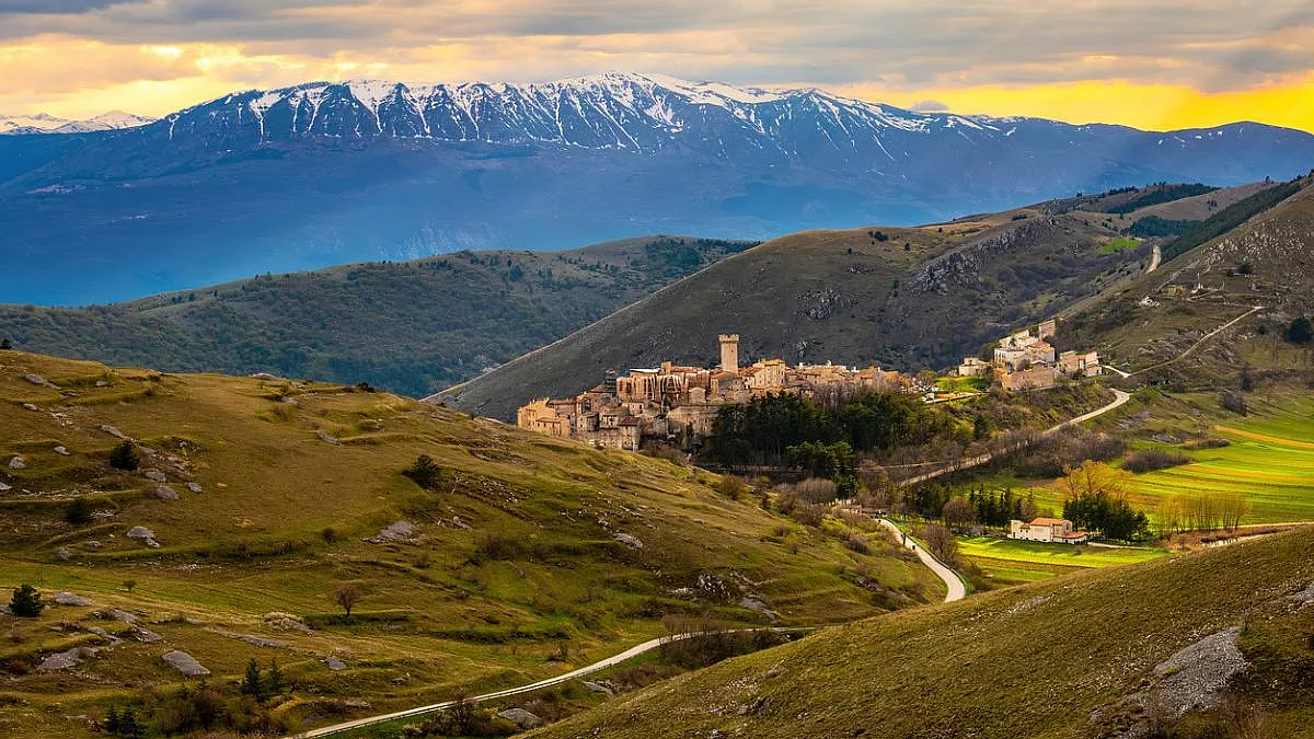 Santo Stefano di Sessanio, Abruzzo. Vista sul Gran Sasso. iStock-1487907466
