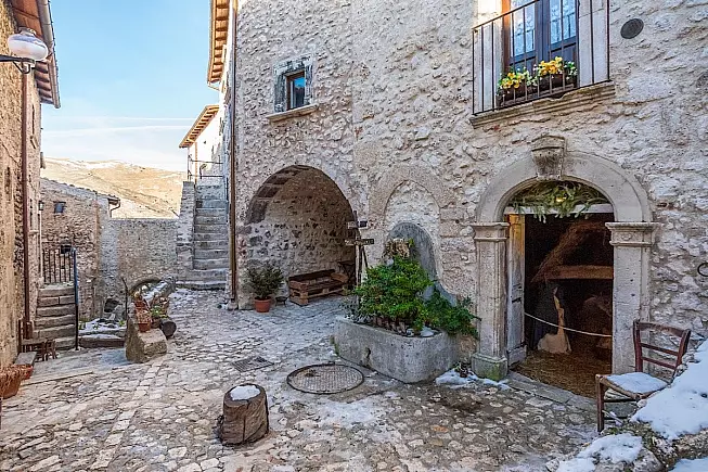 Santo Stefano di Sessanio, centro storico con Natività. Abruzzo. 101951