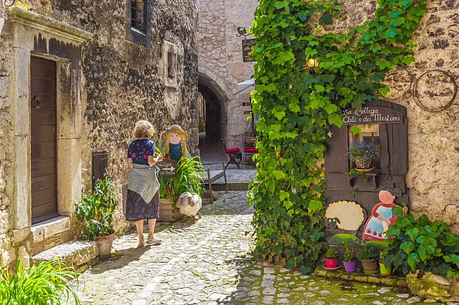 Santo Stefano di Sessanio, La bottega delle arti e dei mestieri, un negozio di artigianato tipico. iStock-980224108