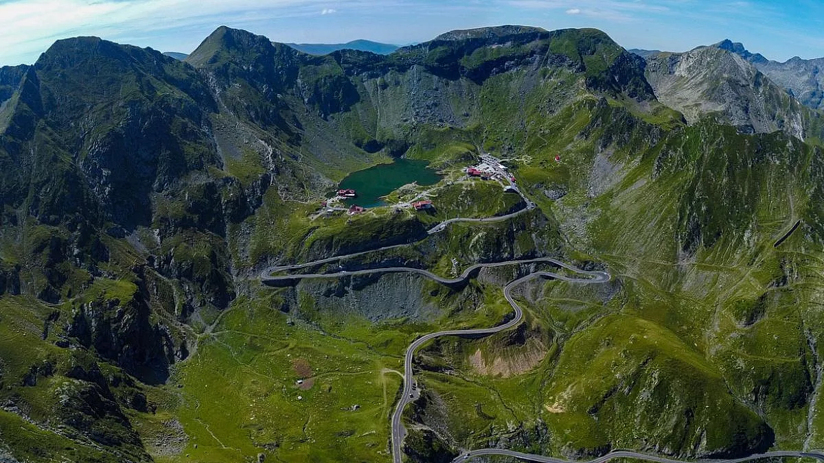 Transfagarasan, montagne Fagaras e lago Bâlea. iStock-2179163706