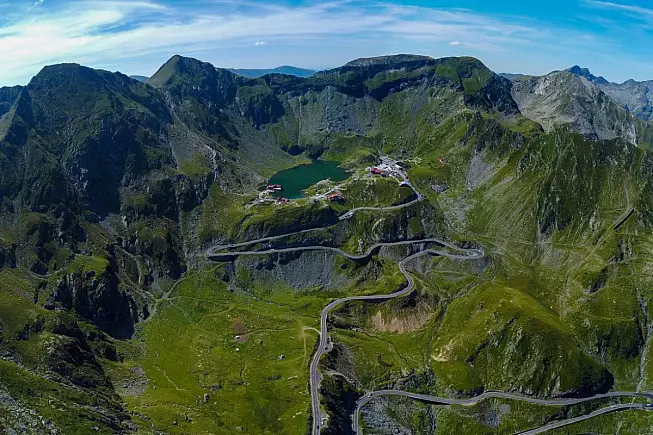 Transfagarasan, montagne Fagaras e lago Bâlea. iStock-2179163706