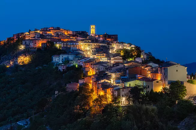 Trivento in una suggestiva vista durante l'ora blu, quando scende la sera. 