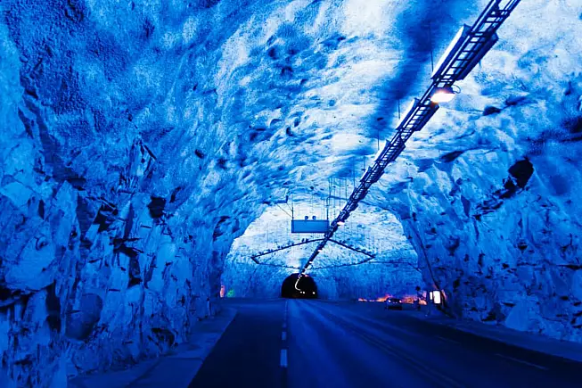 Uno scorcio dei particolarissimi effetti ottici nel Tunnel di Laerdal. 620684234