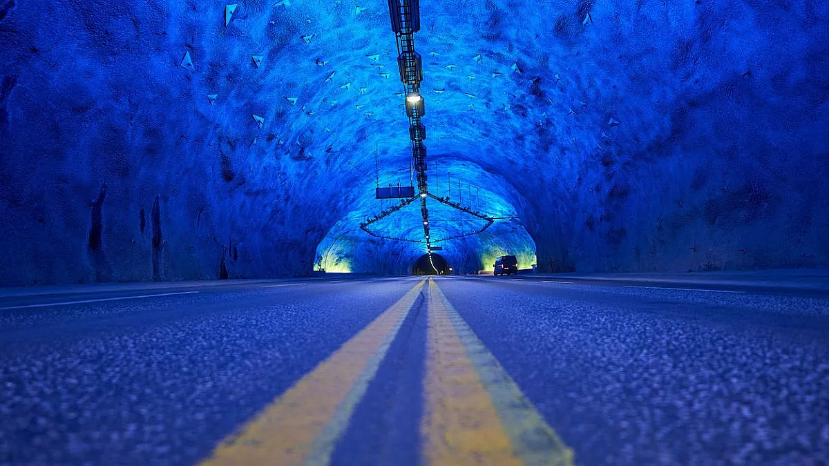 Tunnel di Lærdal, Norvegia. iStock-1459936954