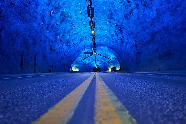 Tunnel di Lærdal, Norvegia. iStock-1459936954