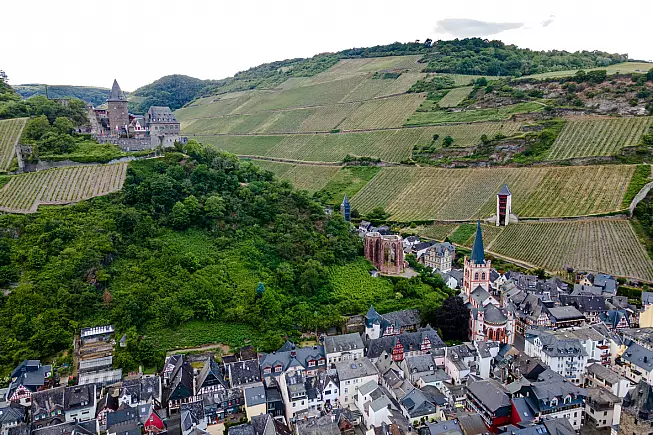 In alto a sinistra Burg Stahleck, il castello-ostello che domina Bacharach am Rhein.