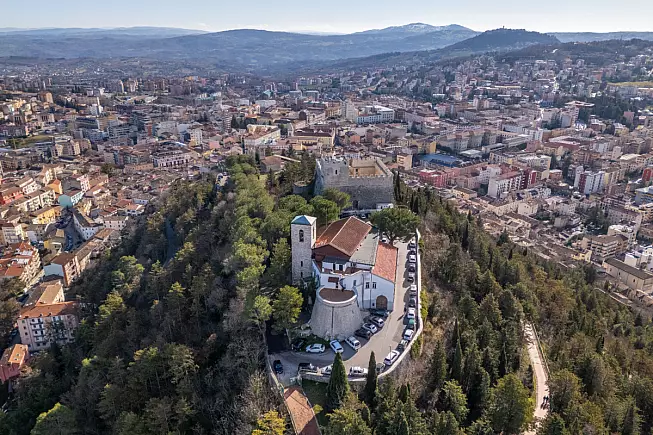 Campobasso. Panorama sul Santuario di Santa Maria del Monte. Shutterstock_2566860525