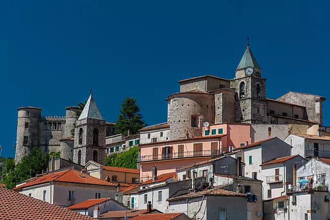 Carpinone. Vista col Castello Caldora o Castello di Carpinone. Shutterstock_2204290321