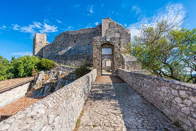 Castel San Pietro Romano. Rocca dei Colonna da vicino. 2067907163