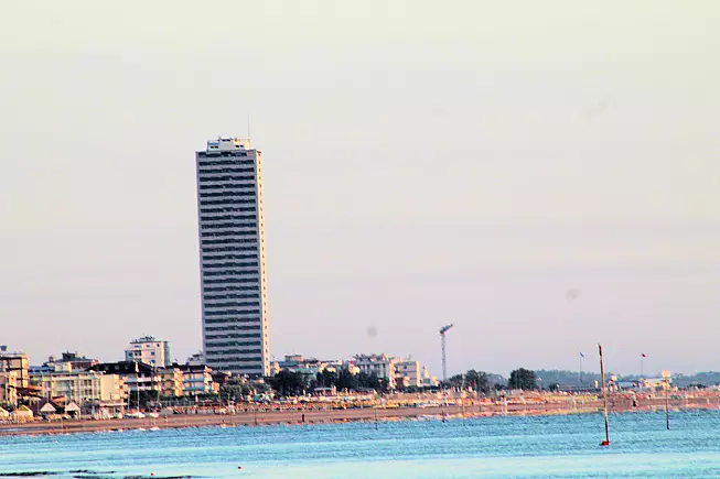 L'altra faccia di Cesenatico, quella moderna e turistica, con l'imponente grattacielo. 