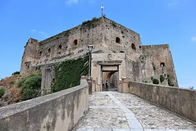 Il Castello Ruffo, che svetta su Chianalea di Scilla.