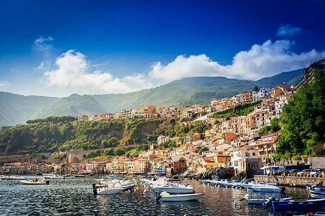 Il porto del bellissimo villaggio di pescatori Chianalea di Scilla.