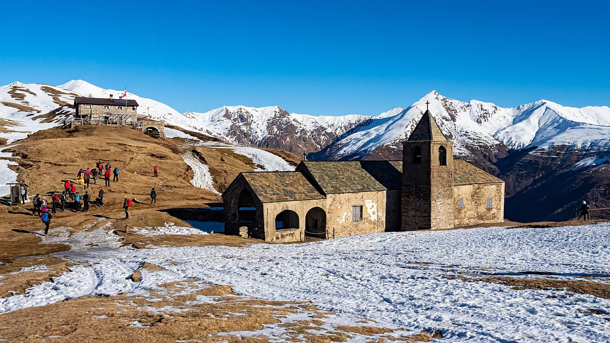 Chiesa di San Lucio, Cavargna, al Passo di San Lucio. Shutterstock_1613311195