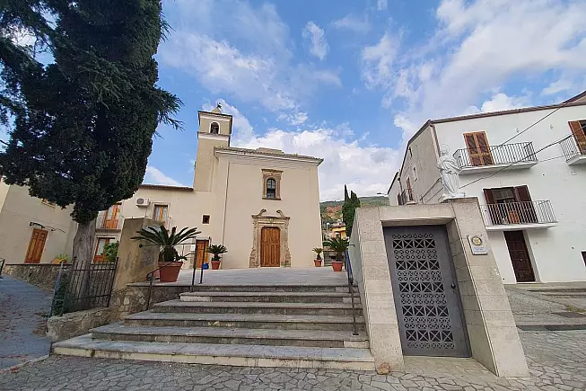 Chiesa di Sotterra - Madonna Del Carmine - Paola (CS). AMGavrilescu, CC BY-SA 4.0, via Wikimedia Commons
