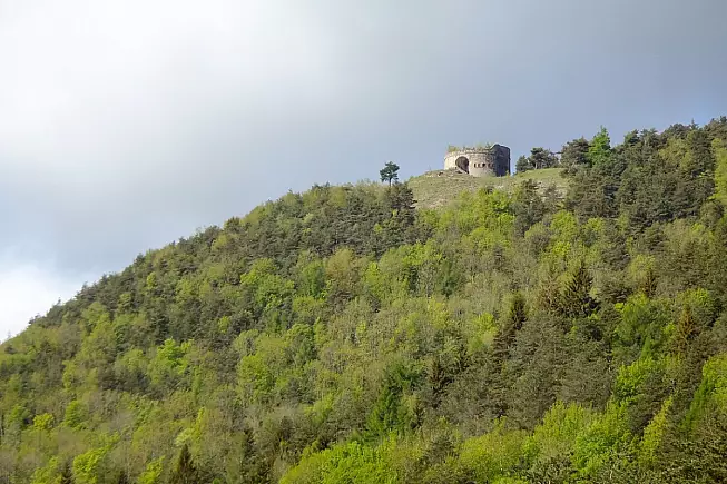 Colle di Nava, panorama sul Forte Centrale iStock-474467675