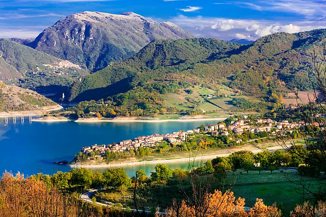 Colle di Tora, affacciata sul Lago del Turano. 