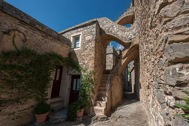 Colletta di Castelbianco. Centro storico. Shutterstock_482640751